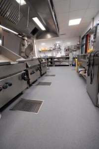 Bezpieczne podłogi do obiektów gastronomicznych oraz dla przemysłu spożywczego