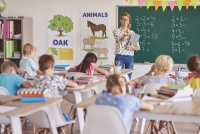 Praktyczne i tanie wyposażenie szkoły w meble i pomoce naukowe